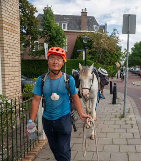 Xu (33) wandelt mét paard 20.000 kilometer naar China: ‘Mag hij even in uw tuin grazen?’
