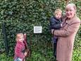 De klimkabouter aan het hek van Josine Franken is al verschillende keren verdwenen. Josine Franken hier met haar kleinkinderen Lize en Julie. Lize laat zien waar de kabouter aan het hek zat.