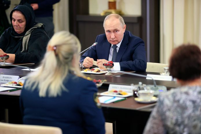 Poetin in gesprek met de Russische moeders.