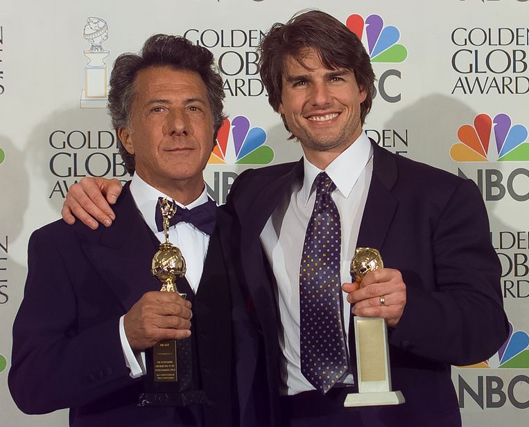 Winnaars Dustin Hoffman en Tom Cruise bij de Golden Globes in 1997 Beeld Getty Images