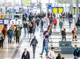 Treinreizigers op station Utrecht Centraal, waar op een perron een man is mishandeld vandaag.