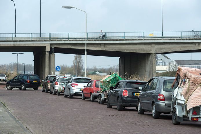 Maart 2020: drukte bij het milieustation aan het Spinveld, de gemeente treft maatregelen om de files te voorkomen.