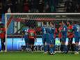 De spelers van NEC en PSV applaudisseren voor Thijs Slegers.