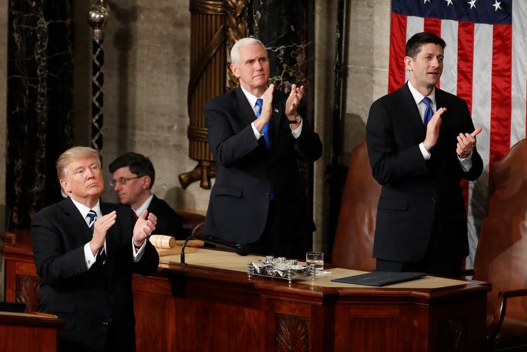 President Trump, vicepresident Pence en de Republikeinse leider Ryan klappen voor de weduwe van commando Owens. Het eerbetoon leek een poging van het Witte Huis om de kritiek op de pechmissie te stoppen. Beeld AP