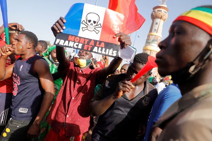 Betogers tijdens een demonstratie georganiseerd door de anti-Franse politieke beweging Yerewolo Debout sur les remparts, op 4 februari in Bamako.