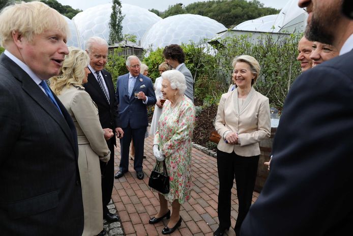 De Britse koningin Elizabeth (midden) in gesprek met Jill en Joe Biden. Uiterst links de Britse premier Boris Johnson, rechts naast Elizabeth Europees Commissie-voorzitter Ursula von der Leyen.
