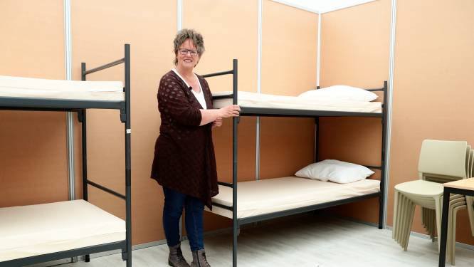 Slapen op stapelbedden in de hal, douchen in een container: zo leven vluchtelingen in Kamp van Zeist