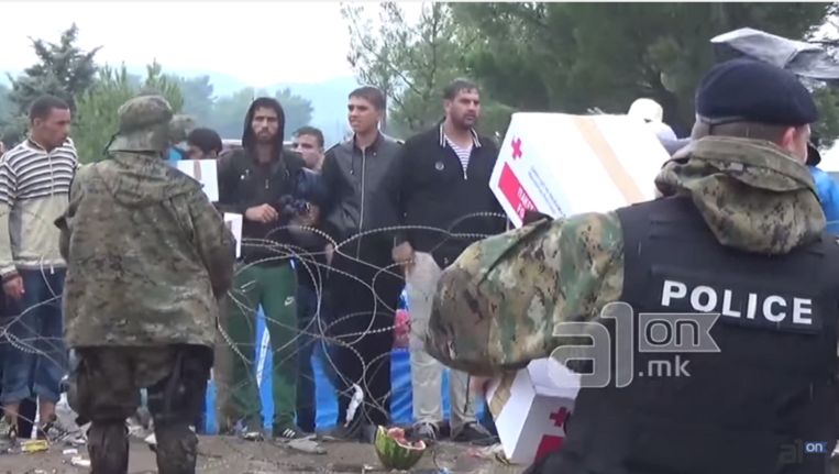 Beeld uit de video waarin te zien is dat vluchtelingen aan de Macedonische grens hulppakketten weigeren. Beeld A1on