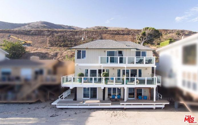 Het strandhuis van Jennifer en Alexander is gelegen aan Old Malibu Road Beach en telt drie verdiepingen.