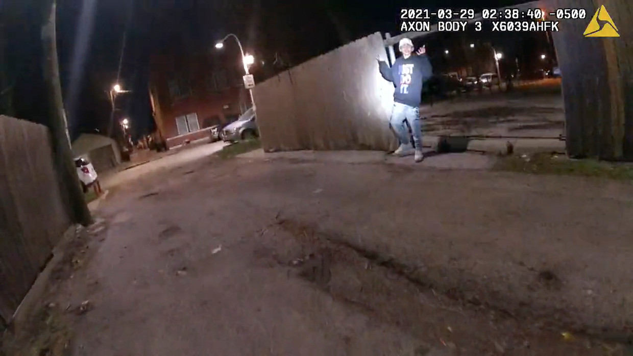 Adam Toledo, met beide handen in de lucht, vlak voor hij door een agent wordt doodgeschoten. Beeld AP