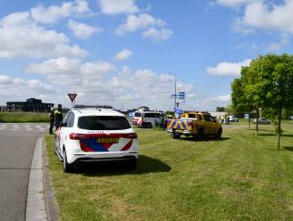 Fietsster geschept door auto op Rondweg Sluiskil