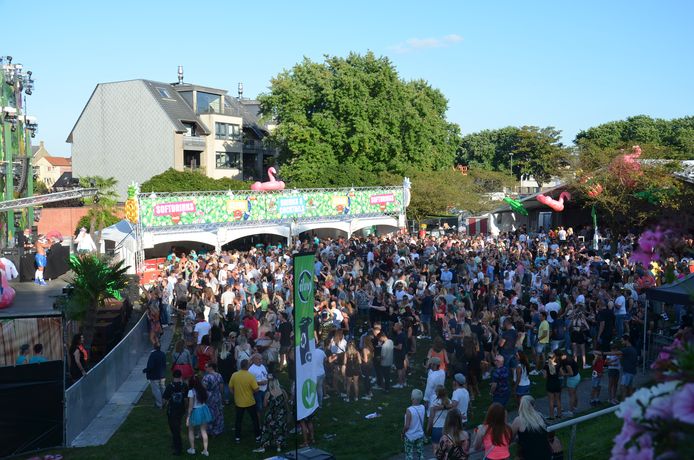 Vzw Loco Events ontving twee coronafeestcheques voor de organisatie van het nieuwe zomerfestival Festiloco aan het stadspark in Ninove.