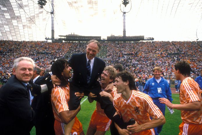 Van Basten: Michels Misschien Bang Dat Cruijff Het Beter Deed | Nederlands  Voetbal | Pzc.Nl