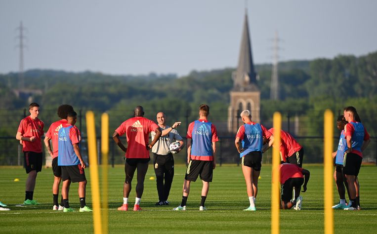 Roberto Martínez geeft training aan zijn Duivels. Beeld Photo News
