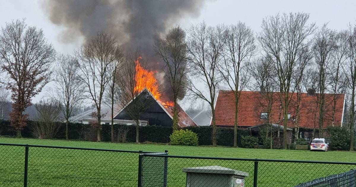 Vlammen slaan uit dak van schuur bij brand in buitengebied van Haaksbergen - Tubantia