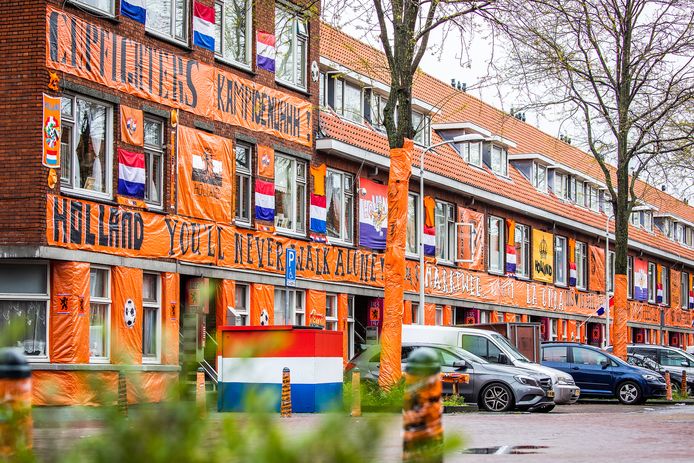 De Haagse Marktweg in de wijk Transvaal kleurt oranje in aanloop naar het EK.