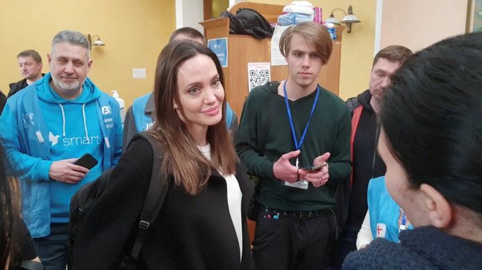 De Amerikaanse actrice Angelina Jolie heeft een gesprek met Oekraïense vrijwilligers in het station van Lviv.