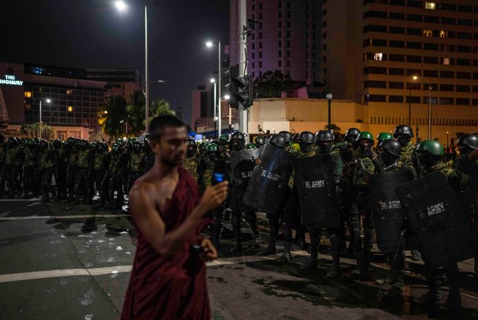 Een boeddhistische monnik filmt de aanwezigheid van de soldaten aan het manifestantenkamp aan het presidentieel paleis.