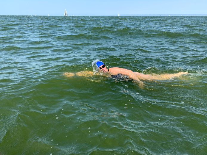 Marèl Olthof in het IJsselmeer op weg naar het eindpunt in Medemblik.