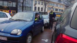 Hilarisch! Raakt kleine auto nog uit krappe parkeerplek?