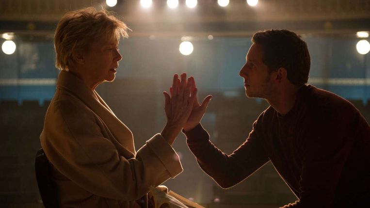 Annette Bening en Jamie Bell in ‘Film Stars Don’t Die in Liverpool’ van Paul McGuigan. Beeld 