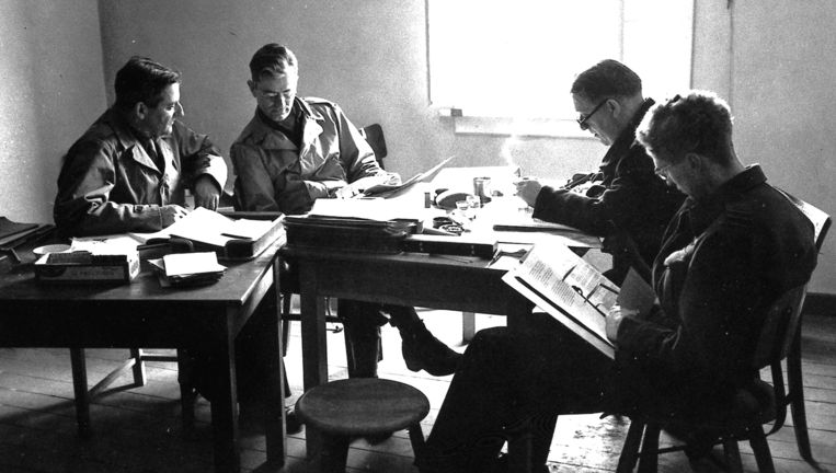 Sam Goudsmit (links) in overleg op het hoofdkwartier van Alsos in Heidelberg, voorjaar 1945 Beeld Brookhaven National Laboratory
