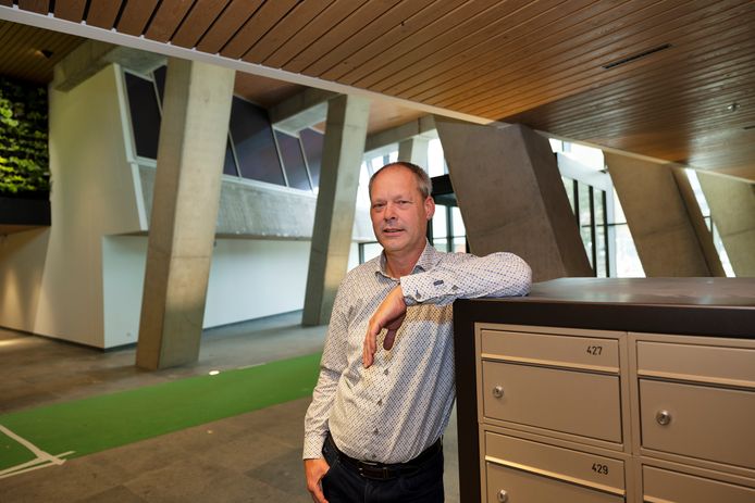 Projectleider Eric Nagel van aannemer Van Wijnen vertelt wat er zoal kwam kijken bij de bouw van de Bunkertoren in Eindhoven. Op de foto staat hij in de hal van de woontoren. Links zijn nog elementen te zien van het oude studentencentrum  Bunker.