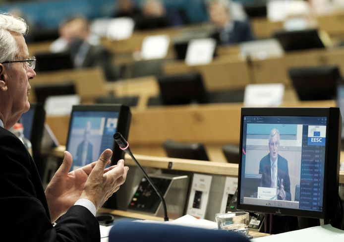 EU-onderhandelaar Michel Barnier bereid een onderhandeling voor via een videocall.