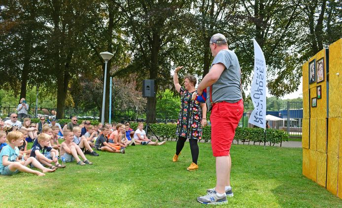 Artiesten  van de Nederlandse Reisopera verruilen de theaterzaal voor de camping, met 24 gratis voorstellingen op vijftien campings in Noord- en Oost-Nederland. Vandaag: Camping Scholtenhagen in Haaksbergen met Hans en Grietje.