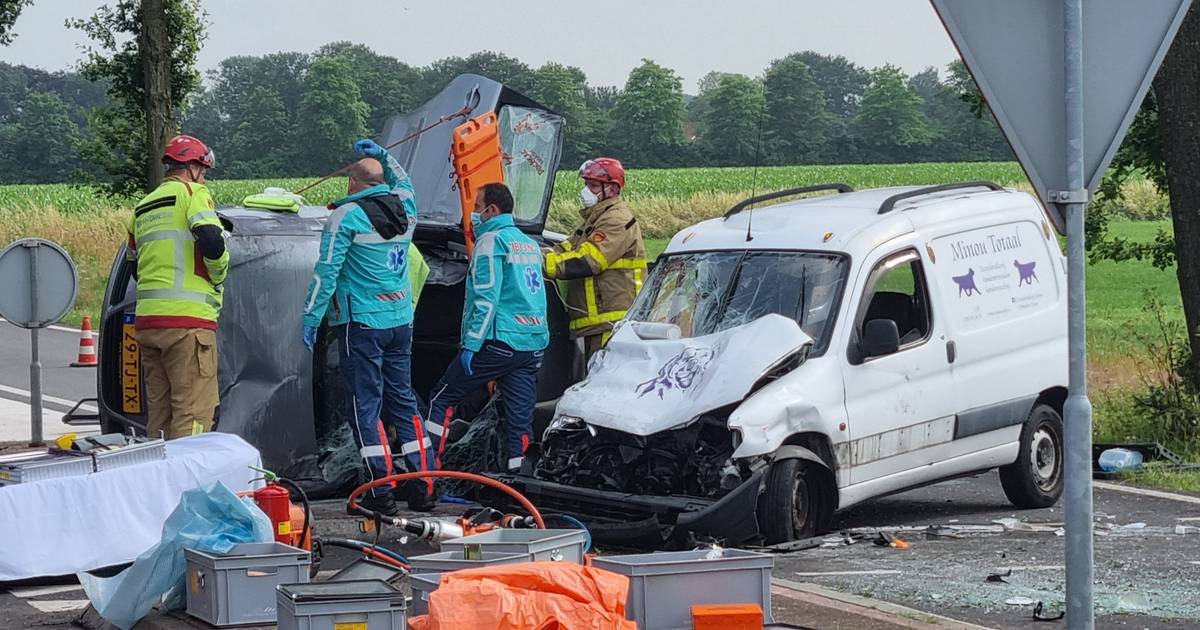 Ravage bij rotonde in Gendringen: 3 personen naar ziekenhuis na ernstig ongeluk - De Gelderlander