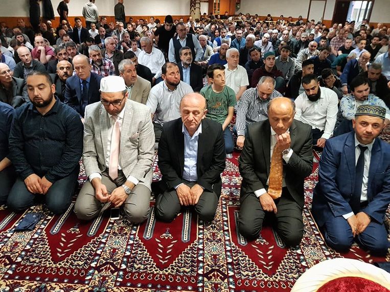 In het midden vooraan: Mehmet Üstün, huidig voorzitter van de Moslimexecutieve. Beeld RV