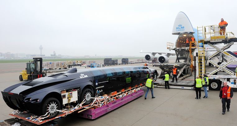 De Superbus van wijlen oud-astronaut Wubbo Ockels wordt in een vrachtvliegtuig van KLM geladen, 2011. Beeld ANP