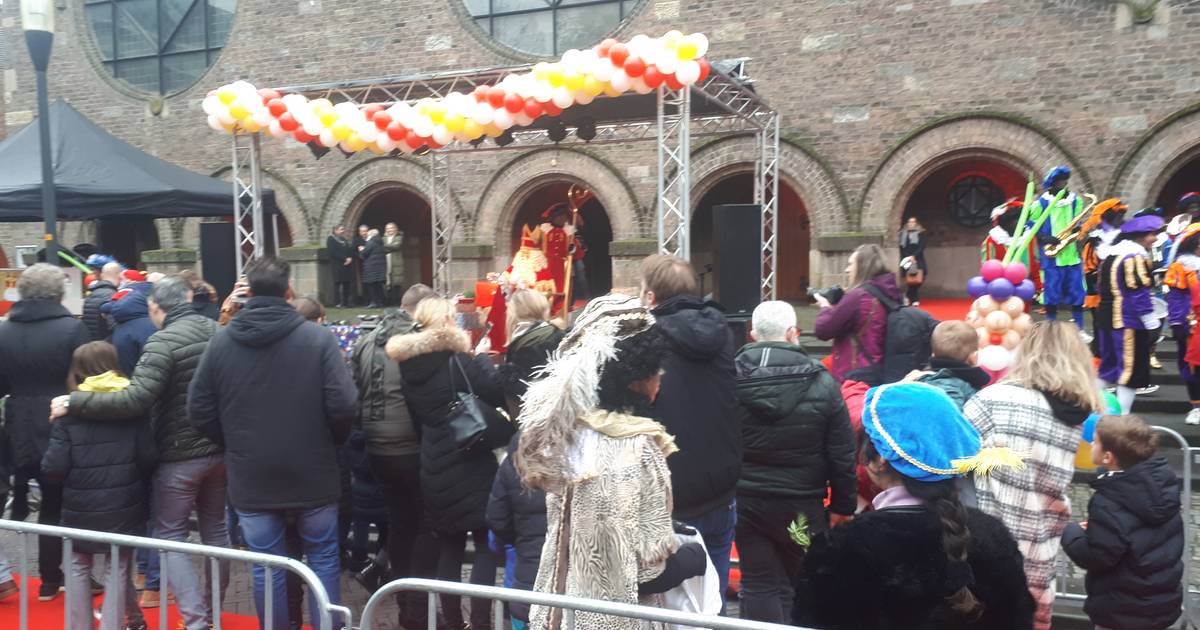 Intocht Sinterklaas In Enschede: Doorlopen, Zwaaien En Wegwezen | Enschede  | Tubantia.Nl