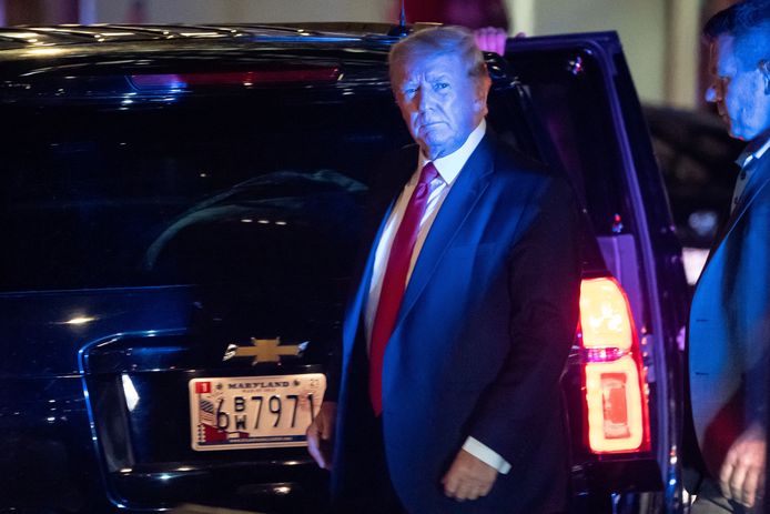 De voormalige Amerikaanse president Donald Trump arriveert aan de Trump Tower in New York City op 9 augustus, een dag nadat de FBI zijn vakantiedomein in Mar-a-Lago binnenviel.