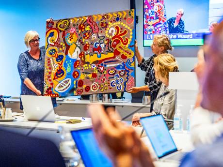 Kunstenaars pleiten met schilderij én betoog voor kunst- en cultuurhuis én meer financiële armslag