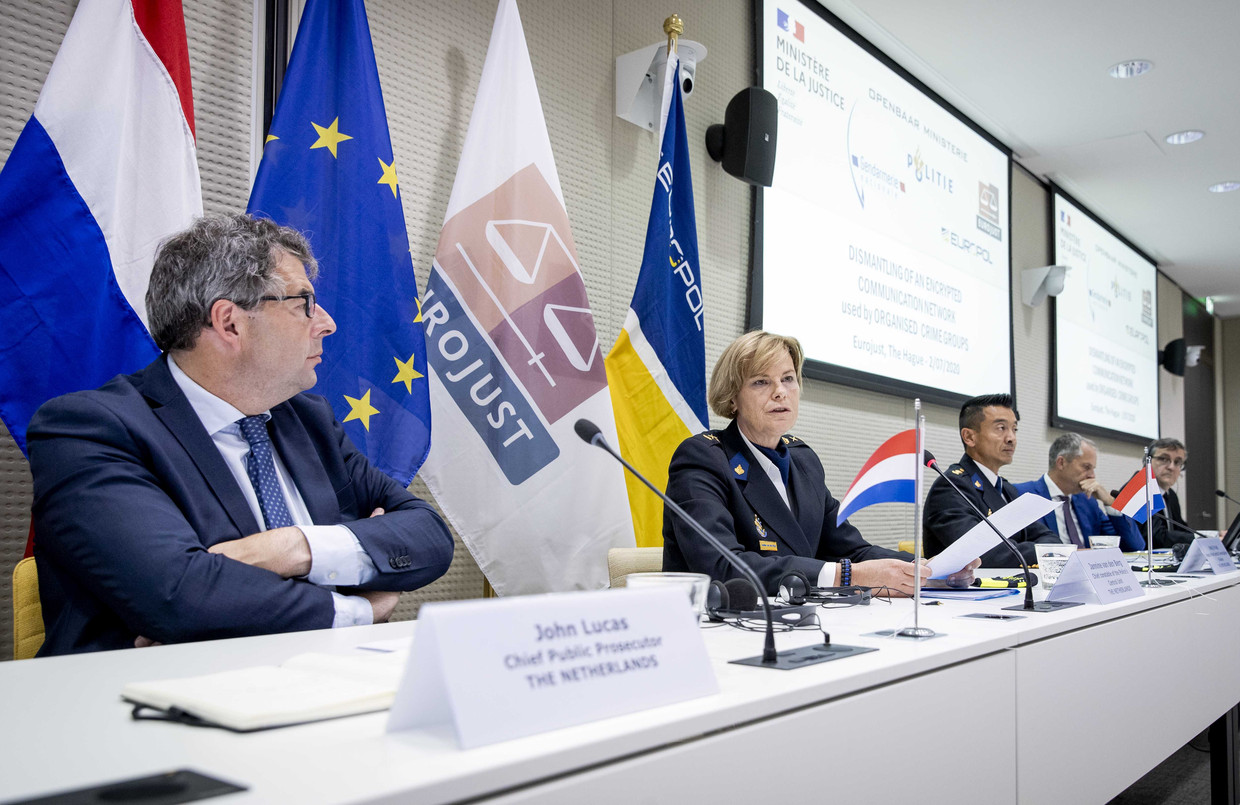 John Lucas (hoofdofficier van justitie Landelijk Parket) en Jannine van den Berg (politiechef Landelijke Eenheid) tijdens een persconferentie op het kantoor van Eurojust, over de ontmanteling van een versleuteld crimineel communicatienetwerk. Beeld ANP