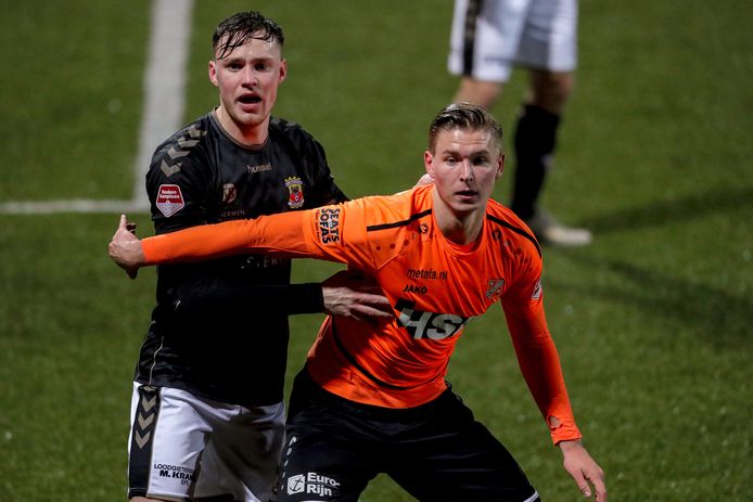 Jelle Duin (rechts) in actie voor FC Volendam.