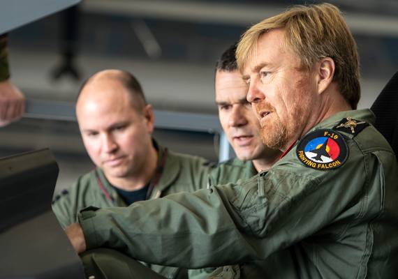 Stewardess verbannen uit businessclass door de koning