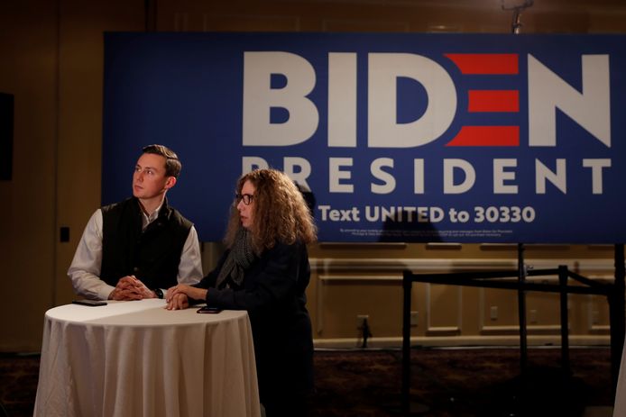 Aanhangers van Joe Biden in New Hampshire zagen hun kandidaat tijdens de verkiezingsnacht alleen op TV. De voormalig vicepresident reisde vanwege de tegenvallende resultaten meteen door naar de staat South Carolina. (11/02/2020)