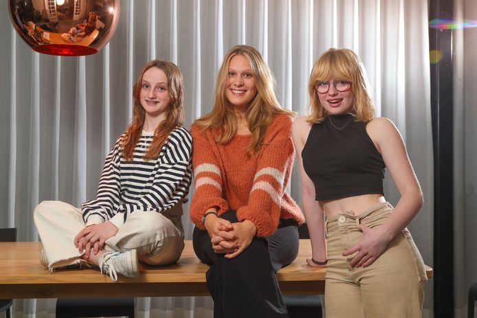 Drie dochters, drie keer diabetes. Lotte (18, midden), de dochter van onze reporter Sven Spoormakers, ontmoet Liloe (12, links) en Pippa (14,  rechts), de dochters van acteur Jan Van Looveren.