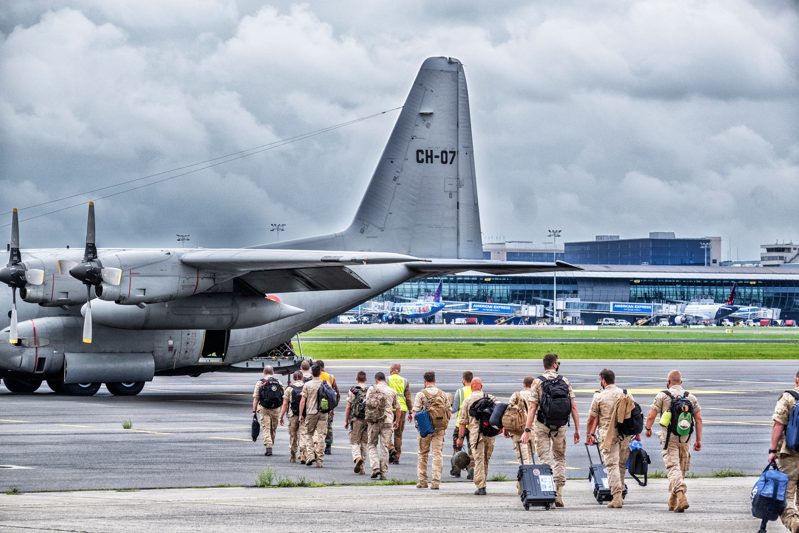 De C-130's zijn woensdag opgestegen in Melsbroek. Donderdagavond rond 19.15 uur Belgische tijd zouden ze in Islamabad zijn aangekomen. Beeld Tim Dirven