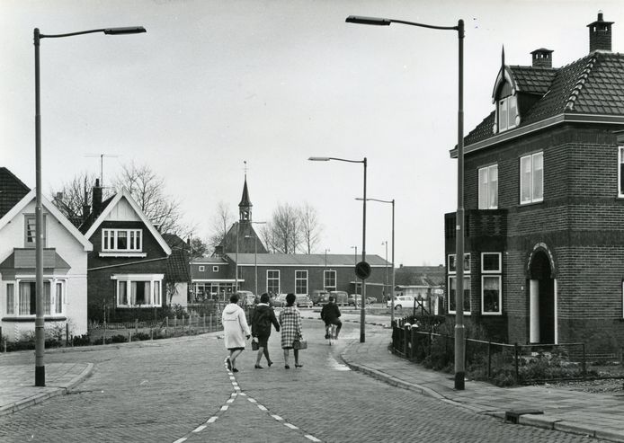 Rockanje eind jaren 60, met zicht op de Dorpsweg en het Dorpsplein en rechts Huize Jacoba. Het is in deze tijd dat de organisatoren van het zo veelbelovende wijnfeest wat meer reuring in het dorp wilden brengen. Dat ging minder makkelijk dan gedacht.