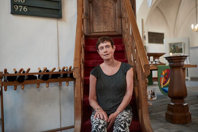 Dominee Liesbeth Burger in de Martinuskerk in Warnsveld. Zij wijst op het belang van rituelen: ,,Bij het begin, de kruispunten en het einde van het leven. Bij de feesten en bij het verdriet. Daar zijn we voor, daar zijn we goed in.''