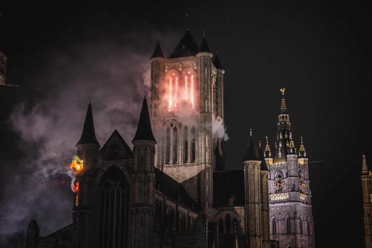 ‘The big fire that never happened’ wekt de schijn dat de Sint-Niklaaskerk in brand staat. Beeld Wannes Nimmegeers