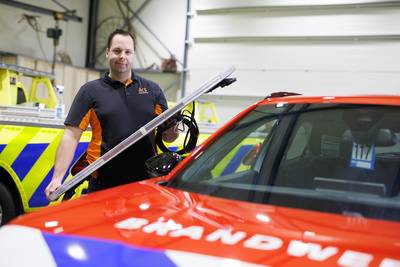 Joes bouwt sirenes en zwaailichten op speciale voertuigen: ‘Toen de buren het zagen, had ik iets uit