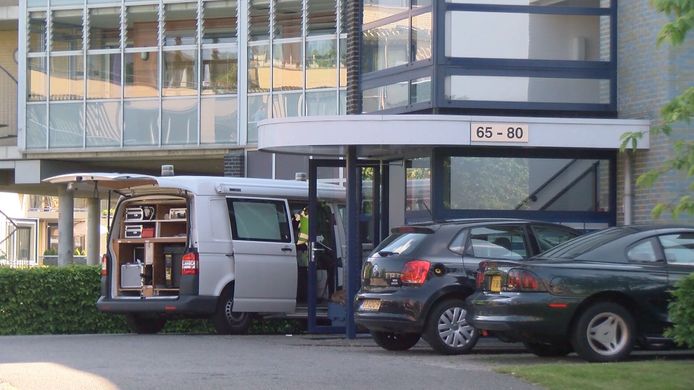 Rechercheurs doen onderzoek in Cleijn Westhove, het gebouw waar Annie van der Poel overleed.