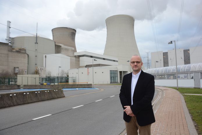 Peter Moens bij de kerncentrale van Doel