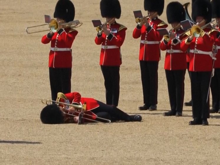 Britse militairen bezwijken onder hitte bij parade in Londen