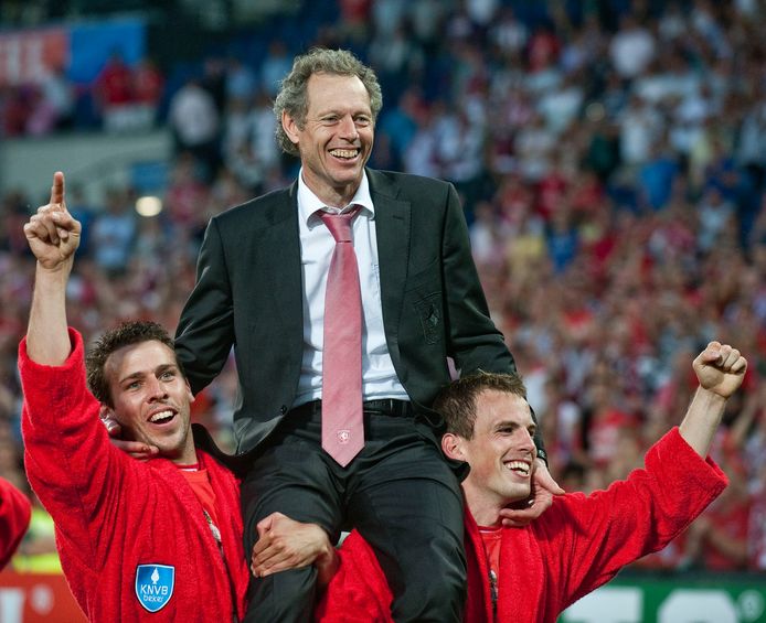 Michel Preud’homme op de schouders van Peter Wisgerhof en Wout Brama na de gewonnen bekerfinale tegen Ajax in 2011.