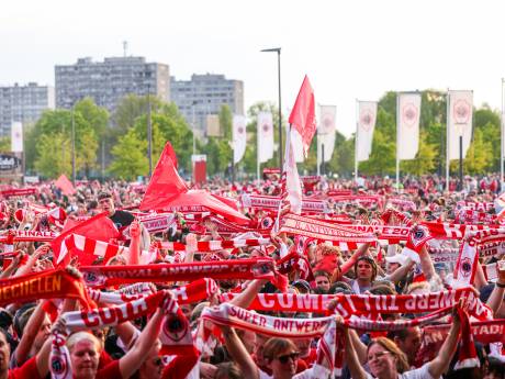 Stadhuis en Grote Markt kleuren maandag rood en wit: Antwerp-spelers gehuldigd voor fantastisch seizoen